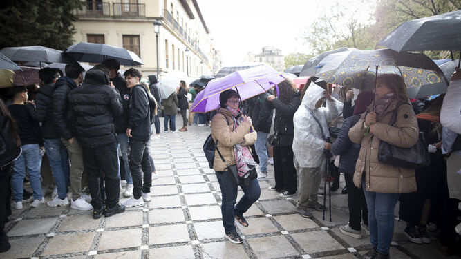 Multitud de paraguas a la espera de la Hermandad de la Esperanza, este Martes Santo.