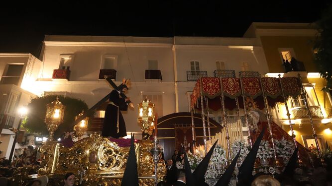 El Nazareno y la Virgen de la Paz durante el Santo Encuentro, en Tarifa.