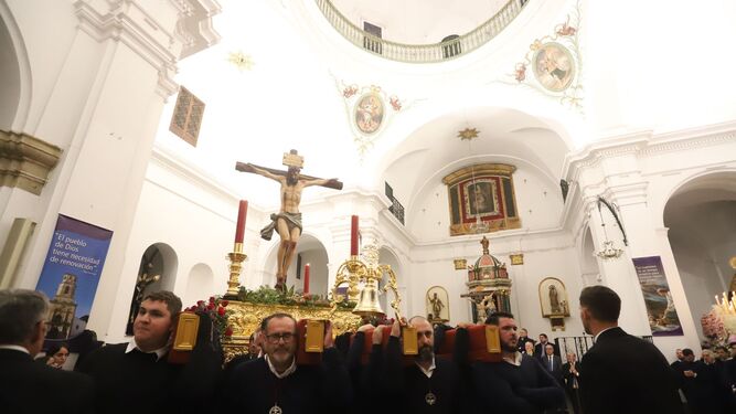 El acto en el interior de San Isidro con el Cristo de la Buena Muerte de Los Barrios.