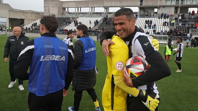 Aridane Santana, con el balón de su triplete, se abraza a Facundo Ackerman