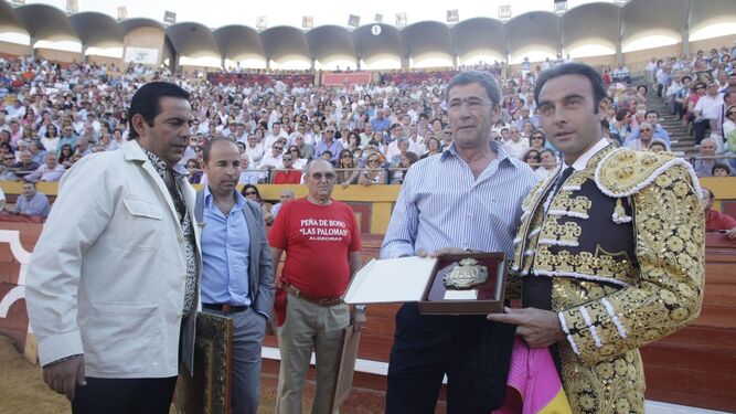 Enrique Ponce, cuando recibió el homenaje de la ciudad de Algeciras por sus veinte años de alternativa en 2010.