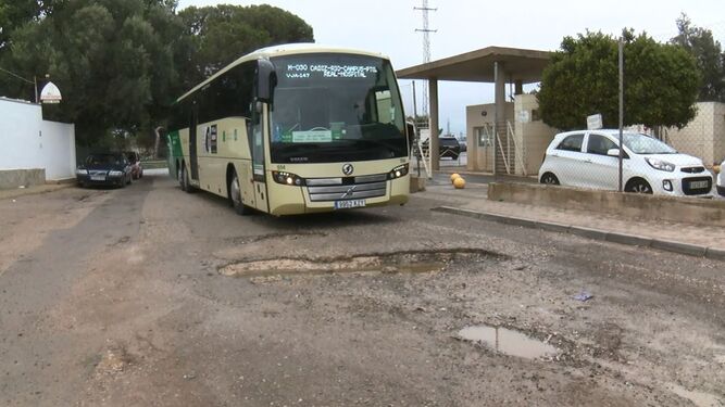 Un autobús en el acceso al Hospital de Puerto Real