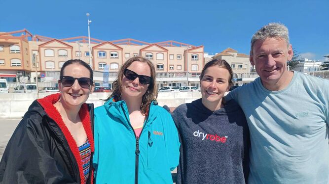 Los cuatro nadadores británicos, tras su regreso a Tarifa