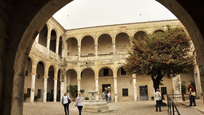 Aspecto de uno de los patios del castillo palacio de los Ribera.