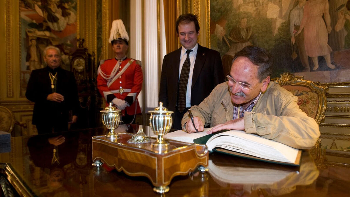 Juan Guerrero, firmando en el libro de honor del Ayuntamiento de Barcelona con motivo de recibir la medalla de oro al Mérito Artístico.
