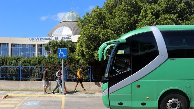 Un autobús interurbano en el el Campus de Puerto Real