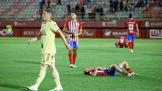 Los jugadores del Algeciras muestran su desolación al final del partido