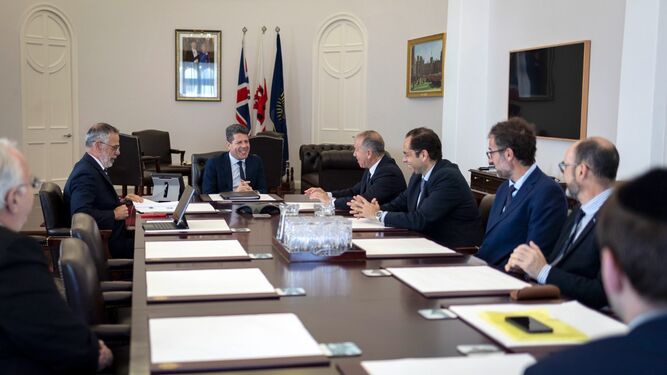 Momento de la reunión de Fabian Picardo y miembros del Gobierno de Melilla.