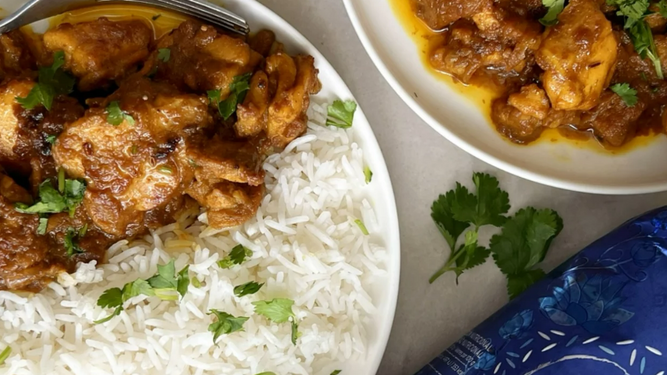 Prepara este pollo al curry con arroz basmati, la receta de la que no querrás salir