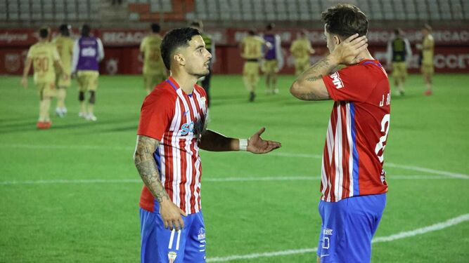 Tomás y Juan Rodríguez conversan tras la derrota contra el Murcia