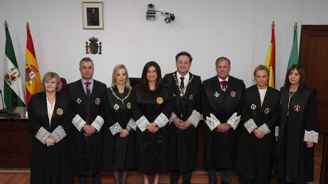 Aurora Andrés posa junto a Álvaro García, Ana Tárrago, Manuel Estrella, Ángel Núñez, y otros miembros de la judicatura.