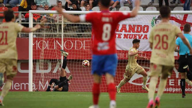 Juanmi, del Murcia, celebra su gol del domingo con Lucho García ya batido