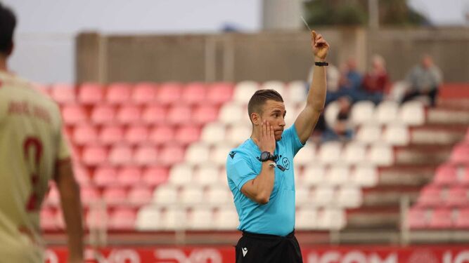 Jorge Tárraga, el árbitro del Algeciras - Murcia del pasado domingo, muestra una tarjeta