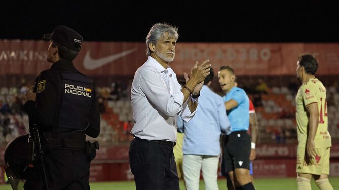 La Policia Nacional se interpuso entre el público y Pablo Alfaro, entrenador del Murcia