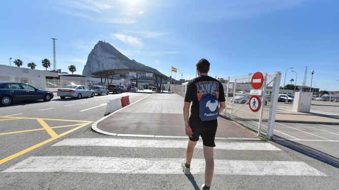 Un hombre camina hacia Gibraltar desde España.