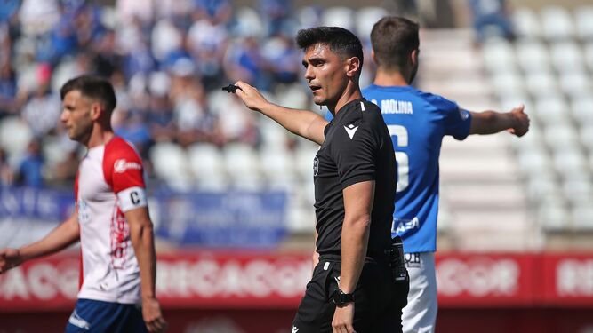 Álvaro Rodríguez, el árbitro del Mérida-Algeciras, a su paso por el Nuevo Mirador en 2023