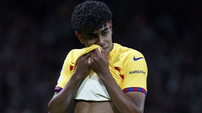 Lamine Yamal se seca el sudor durante el partido PSG-Barcelona.