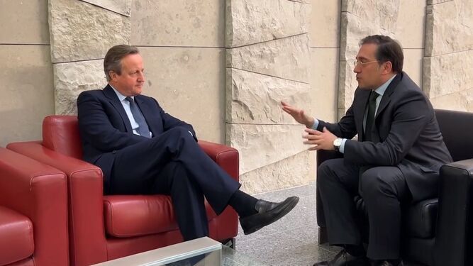 David Cameron y José Manuel Albares, en una reunión anterior.