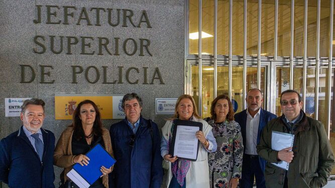 Los abogados que presentaron ayer la denuncia en la Jefatura Superior de Policía de Sevilla.