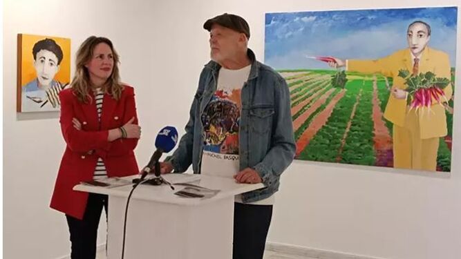El autor linense Pepe Cano y la diputada de Cultura, Vanesa Beltrán, en la inauguración de la exposición