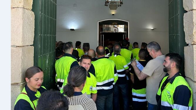 Trabajadores de Acerinox, a las puertas de El Posito, antes de donar