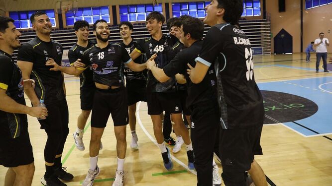 Los jugadores del Ciudad de Algeciras celebran su victoria