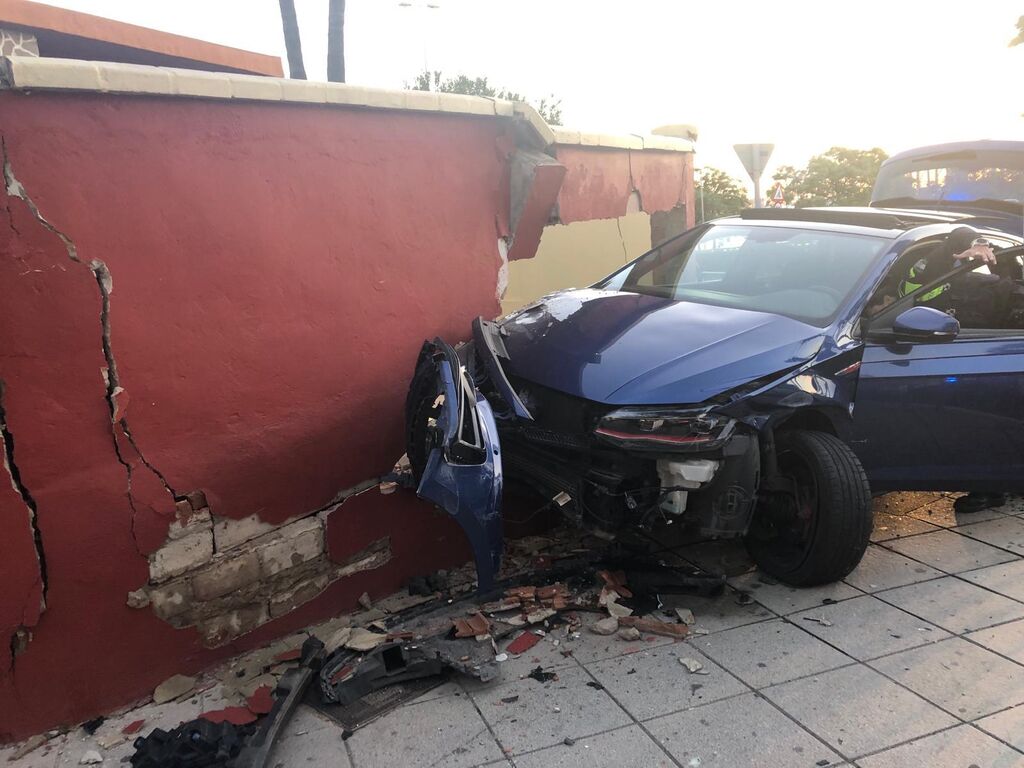 As&iacute; queda el coche accidentado en Algeciras tras chocar contra una casa del paseo mar&iacute;timo