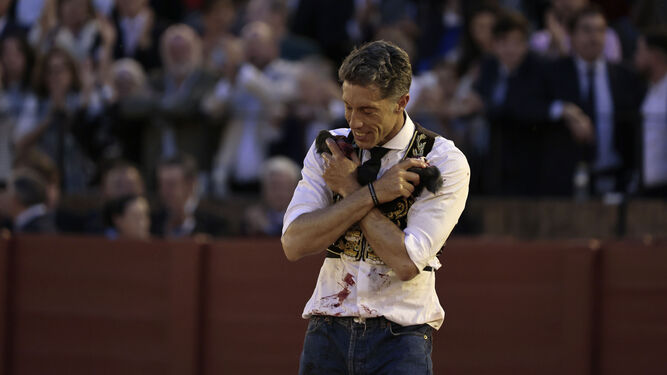 Manuel Escribano tras cortar las dos orejas de un Victorino este sábado en Sevilla.