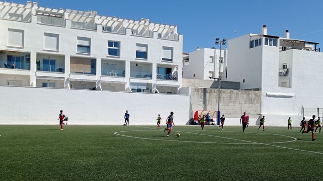 Equipos de fútbol infantil de Tarifa juegan en una de los campos municipales.