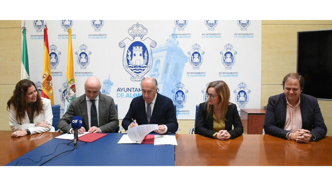 La firma del convenio entre la Fundación Cepsa y el Ayuntamiento de Algeciras.