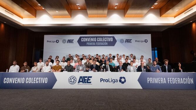 Representantes de AFE, ProLiga, clubes y jugadores presentes en la firma del convenio