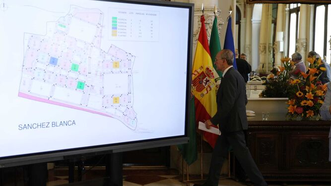 El alcalde de Málaga, Francisco de la Torre, junto al plano de las parcelas que sacará a concurso para hacer VPO.
