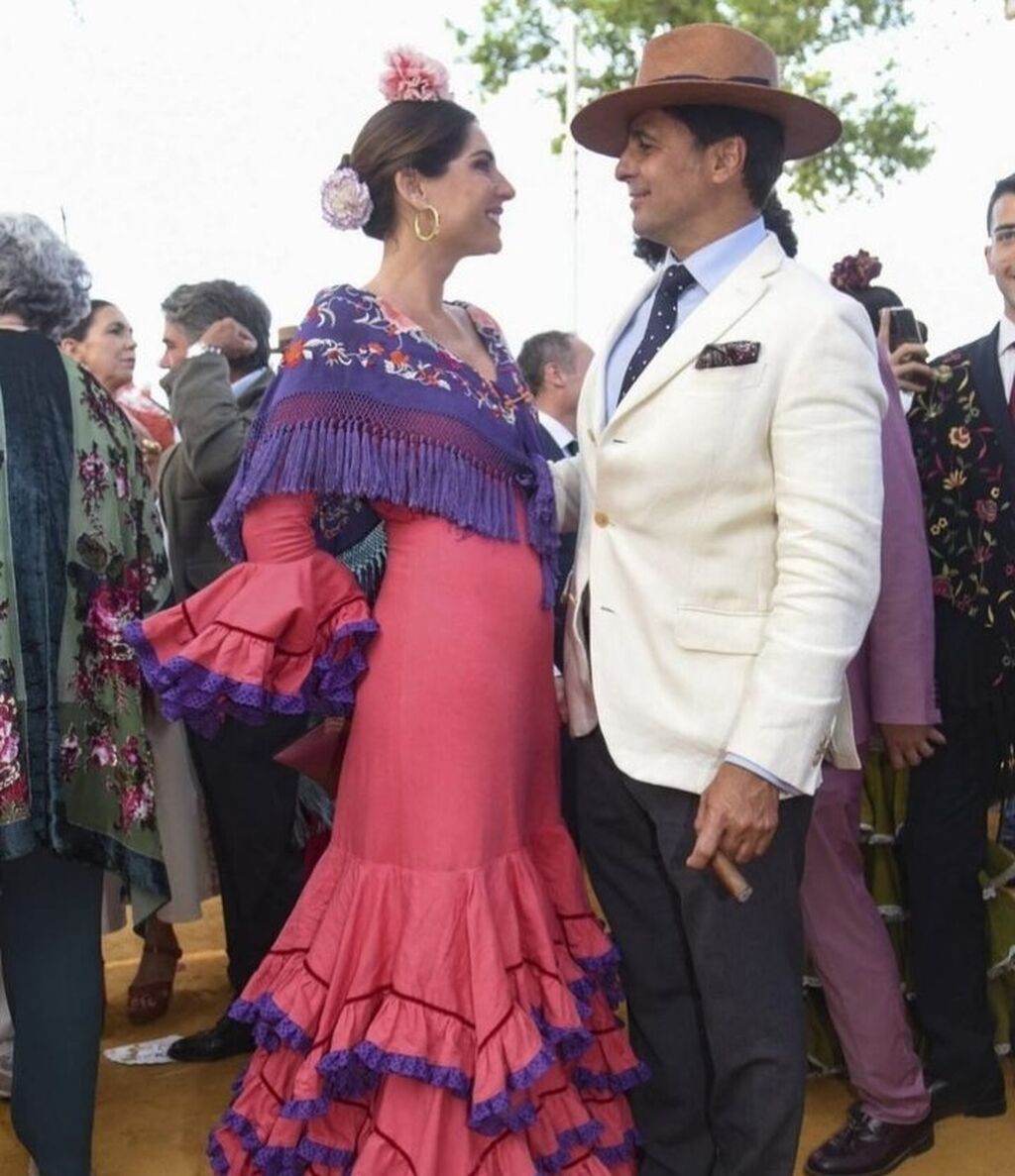Lourdes Montes, con un vestido dise&ntilde;ado por ella, y su marido, Fran Rivera