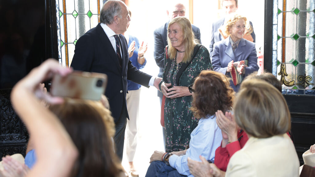 La pintora Dorina Gutherless recibe un caluroso homenaje en el sal&oacute;n de plenos del ayuntamiento de Algeciras