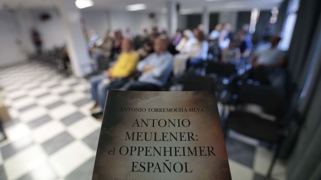 "Fotos de la presentaci&oacute;n del libro 'Antonio Meulener: el Oppenheimer espa&ntilde;ol' de Antonio Torremocha"