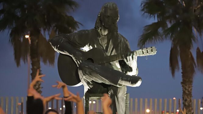 Paco de Lucía sigue tocando la guitarra en esta escultura de Algeciras