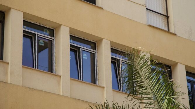 El edificio que ocupa en la Plaza de España la sede de la Autoridad Portuaria de las Bahía de Cádiz, ya con sus nuevas ventanas