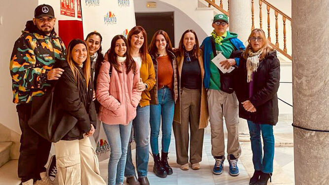 La concejala de Turismo y personal del área, con estudiantes del IES Juan Lara, durante una visita al Centro de Interpretación.