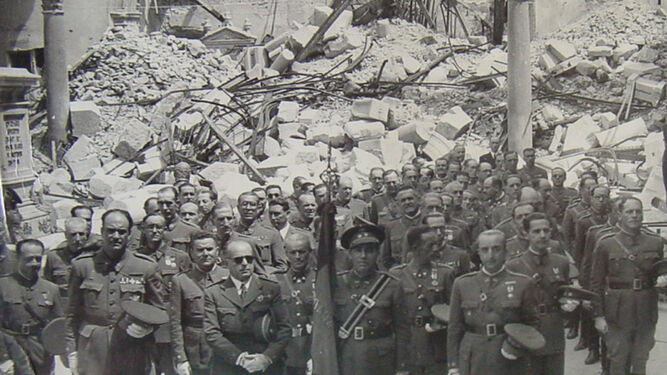 El ministro del Ejército, general Varela, junto a sus compañeros de la 19 Promoción de Infantería, entre ellos Manuel Sanmartín Rives, un mes antes de ser nombrado jefe de la Comandancia de la Guardia Civil de Algeciras (Alcázar de Toledo, 22-VI-1941).