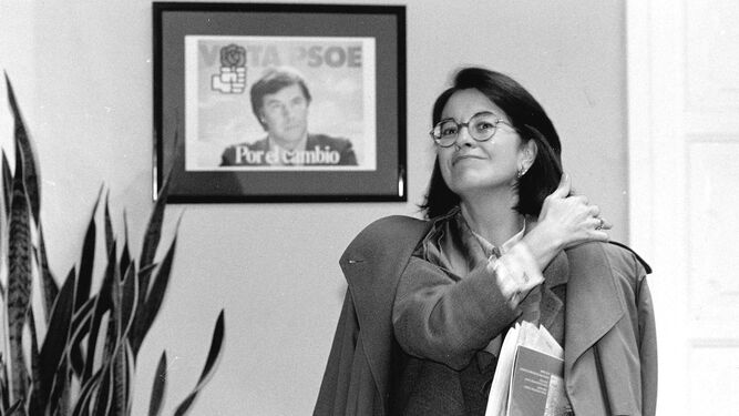 Carmen Romero, fotografiada en los 90 en la sede provincial del PSOE de Cádiz ante un cartel de Felipe González, entonces su marido y presidente del Gobierno.