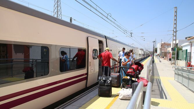 Pasajeros suben al tren en Huércal de Almería.