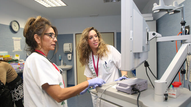 Una médico residente recibe las instrucciones de una compañera en Almería.