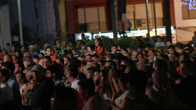 Numeroso público en un concierto en La Línea.