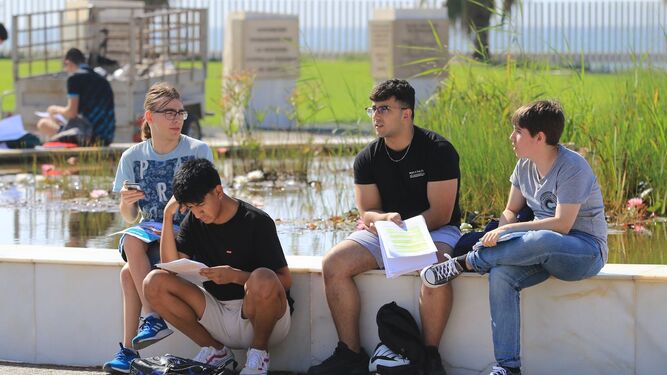 Varios jóvenes universitarios durante la prueba de acceso a la Universidad.