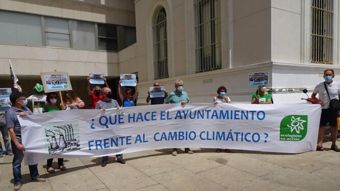 Una de las acciones de Ecologistas en Acción ante el Ayuntamiento portuense.
