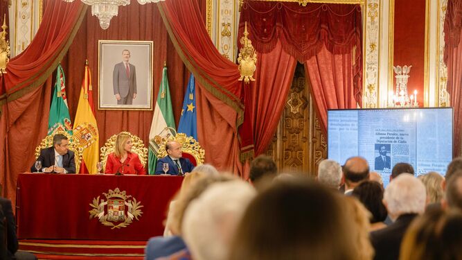 La presidenta de Diputación, junto a José Loaiza y Juancho Ortiz, observa las imágenes en homenaje a los 45 años de la Diputación.