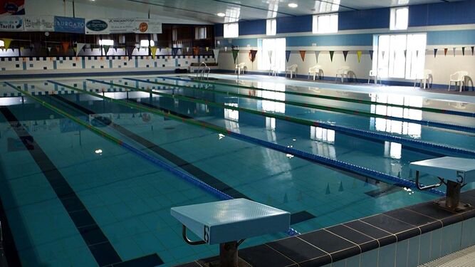 El interior de la piscina municipal de Tarifa.