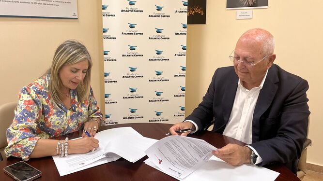 Rocío Maestre y Antonio de la Vega firman el acuerdo de patrocinio a la Fundación TAU.