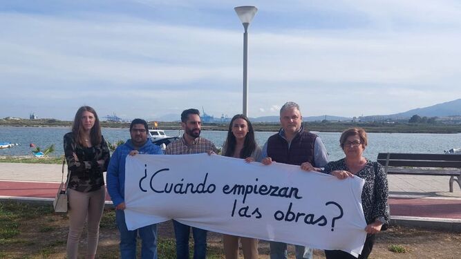 Los socialistas de Los Barrios con una pancarta pidiendo las obras, en el Paseo Marítimo de Pamones.