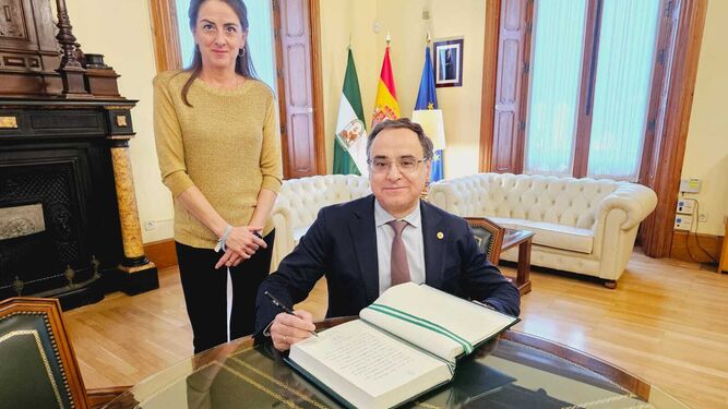 La delegada del Gobierno recibe al nuevo rector de la UAL, José Céspedes
